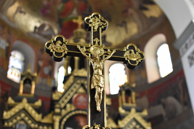 Gold and Black Crucifix © Pixabay/pexels.com